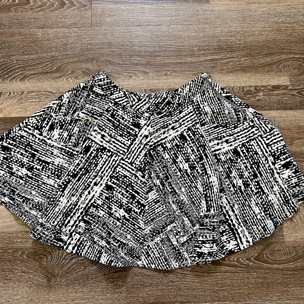 Zara Basic Skater Style Mini Skirt Sz Small Black & White with Pockets